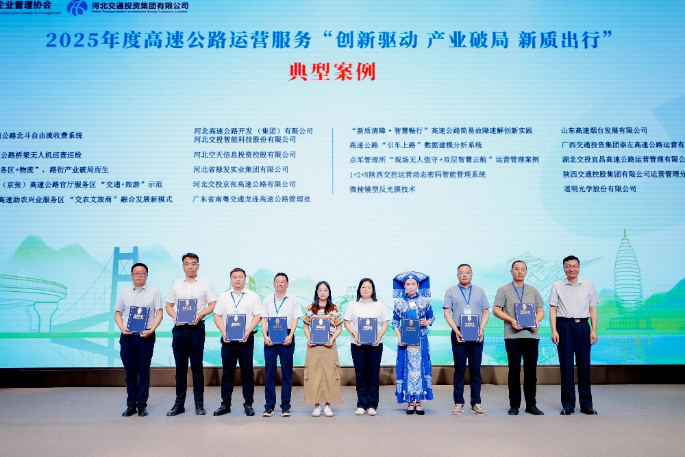 獲獎(jiǎng)?wù)掌琠副本.jpg